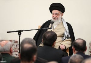 تنها راه‌حل مشکلات، پایبندی به مبانی انقلاب است