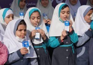 توزیع شیر و انجام غربالگری چاقی در مدارس ابتدایی
