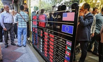 مسئول اول و آخر نرخ ارز، بانک مرکزی است / من پاسخگو نیستم