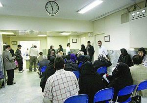 بیماران در صف نوبت‌دهی بیمارستان‌های دولتی