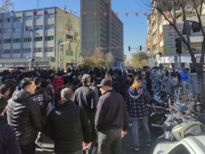 اعتراض بازاریان به سیاست‌های اقتصادی و ناتوانی در کنترل نرخ ارز است